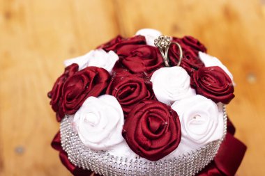 Parlak çiçek buketiyle nişan yüzüğü. Evlenme teklifi. Sevgililer Günü hediyesi olarak. Sevgili bir kadın için evlilik teklifi