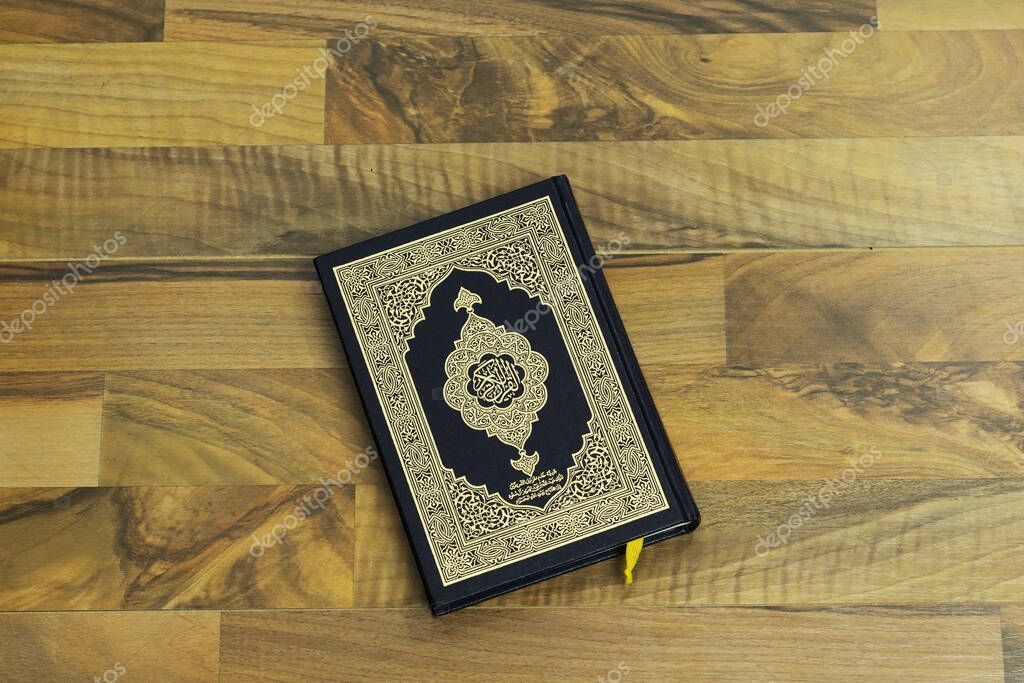 Sagrado Corán con caligrafía árabe significado de Al Corán en mesa de