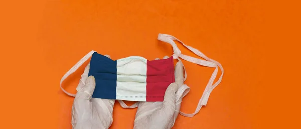 Mains Femme Avec Des Gants Médicaux Tenant Masque Médical Avec — Photo