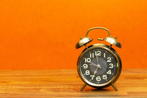 Alarm Clock Meja Kayu Dengan Latar Belakang Oranye — Stok Foto