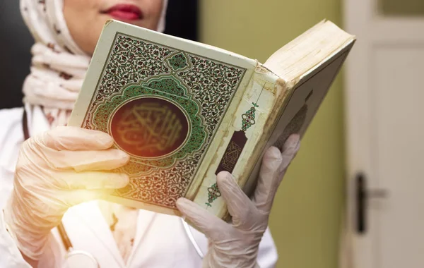 Muslim Doctor Woman Wearing Hijab Stethoscope Holding Holy Book Arabic — Stock Photo, Image