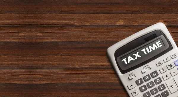 Hesap makinesinde vergi zamanı kelimesi. İş ve vergi kavramı. Yıllık vergi ödeme zamanı.