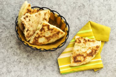 Arapça matlouh adı verilen ev yapımı Cezayir ekmeği