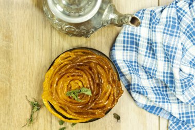 Cezayir 'de adı Zlabi olan Jalebi olan tatlı yemekler un, yoğurt, bal ve diğer malzemelerle hazırlanır. 