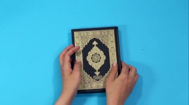 El ele tutuşup Kuran 'ı Arapça bir Kuran olarak okuyun. 