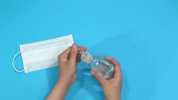 Mujer Que Aplica Gel Antiséptico Antibacteriano Para Mano Enfermedad Por — Vídeo de stock