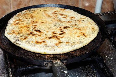 Arapçada matlouh adı verilen ev yapımı Cezayir ekmeği hazırlıyorum.