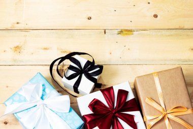 Noel hediyesi kutusu ahşap masada. Tatil tebrik kartı.