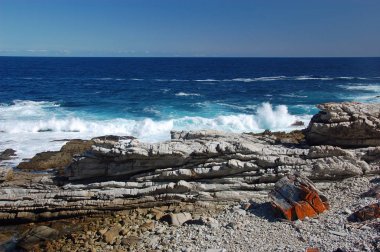 Tsitsikamma Nationalpark Güney Afrika'da, vahşi ve kayalık sahil
