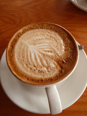 Yaratıcı süt köpüğü ile kahve fincanı
