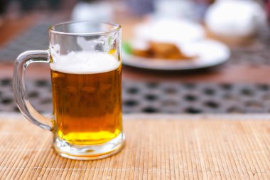 bira bardağı bira bir tablo ile