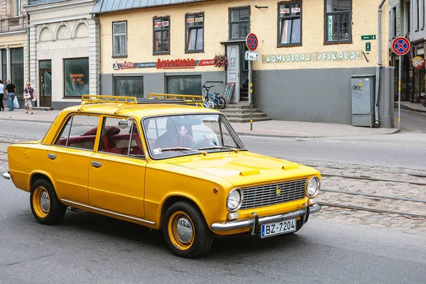 Şehrin sokak araba sarı Rus Sovyet araba