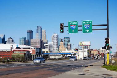 Minneapolis, Amerika Birleşik Devletleri - 11 Nisan 2012: Minneapolis downtown otomobil ve binalar ile