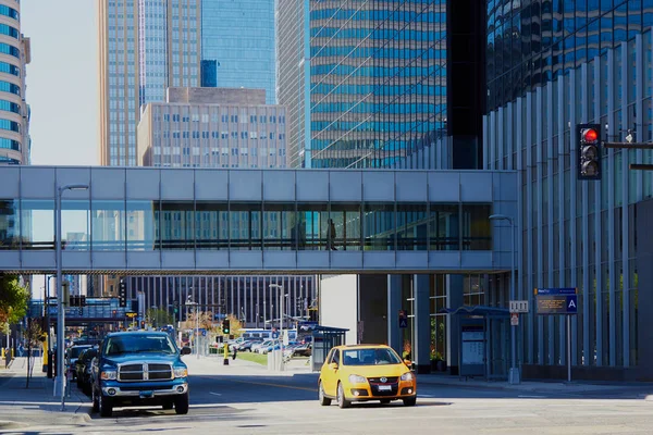 Minneapolis, Amerika Birleşik Devletleri - 11 Nisan 2012: Minneapolis skyway yaya yaya köprüsü