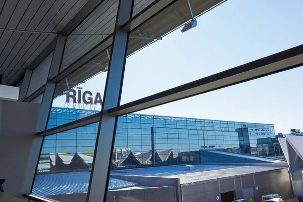 Riga, Letonya - 9 Nisan 2012: Riga Uluslararası Havalimanı yapı