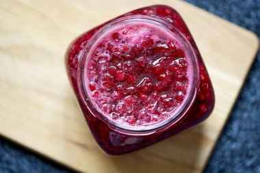 Şeffaf kırmızı reçel kavanozu