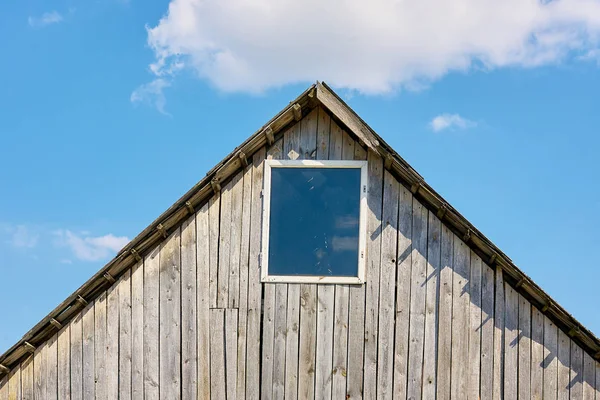 Cobertizo de madera sin pintar y cielo azul — Foto de Stock