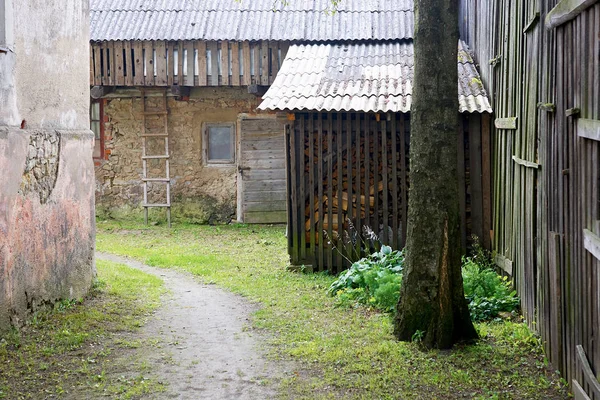 Edificios tradicionales letones de madera y ladrillo — Foto de Stock