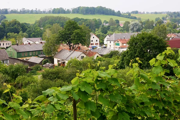 Dachy i ogrody Sabile budynków w miasteczku Łotwy — Zdjęcie stockowe