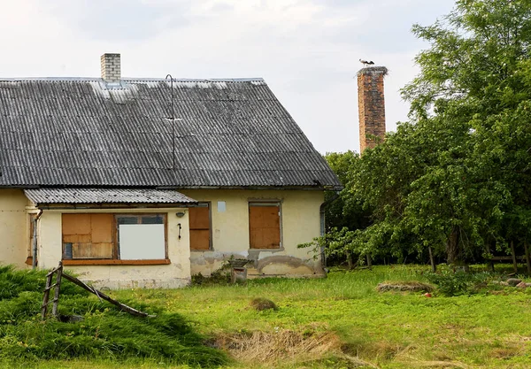 Casa y cigüeña abandonada, Sabile, Letonia — Foto de Stock