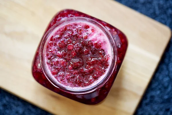 Şeffaf kırmızı reçel kavanozu