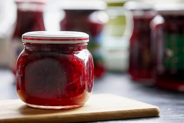 Şeffaf kırmızı reçel kavanozu