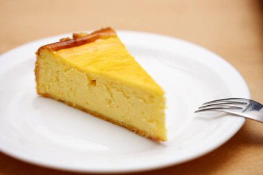 Lor pastası parça çatal ile beyaz bir yemek üzerinde