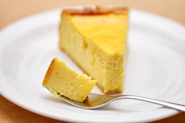 Lor pastası parça çatal ile beyaz bir yemek üzerinde