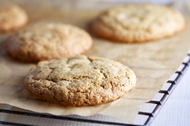 Kağıt ve barlar pişirme üzerinde hafif kahverengi tanımlama bilgileri