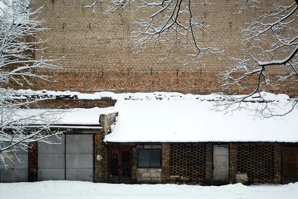 Eski kulübenin ile karlı şehir manzarası