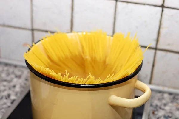 Kook met gekookt noodles - spaghetti — Stockfoto