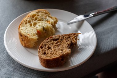 Dilimlenmiş ekmek tereyağı ile