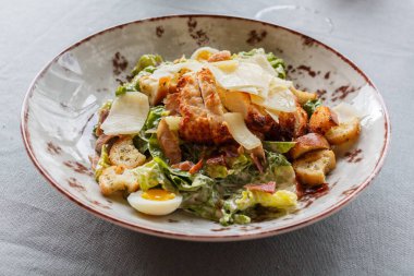 Sezar salata yuvarlak bir tabak içinde