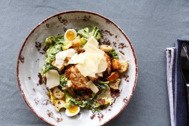 Sezar salata yuvarlak bir tabak içinde