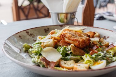 Sezar salata yuvarlak bir tabak içinde