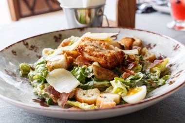 Sezar salata yuvarlak bir tabak içinde