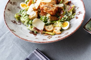 Sezar salata yuvarlak bir tabak içinde