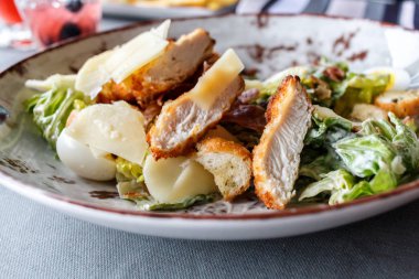 Sezar salata yuvarlak bir tabak içinde