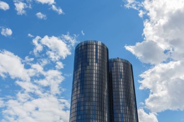 Riga, Letonya - 19 Temmuz 2017: Modern cam gökdelenler. İki roun