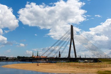Riga, Letonya - 19 Temmuz 2017: Askılı köprü Riga'da yaz güneşli gün