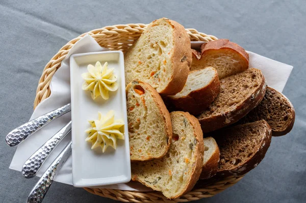 Brot in Scheiben mit Butter — Stockfoto