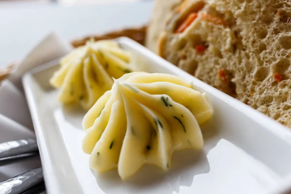 Dilimlenmiş ekmek tereyağı ile