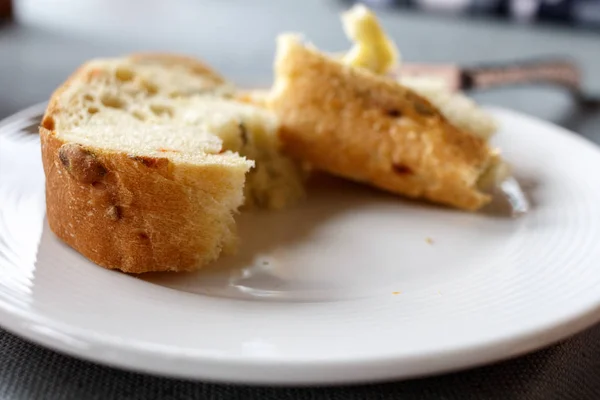 Dilimlenmiş ekmek tereyağı ile