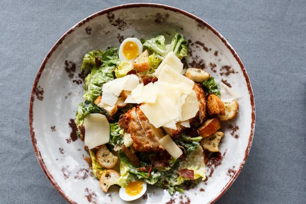 Sezar salata yuvarlak bir tabak içinde