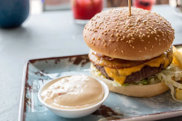 Patates kızartmalı hamburger. 