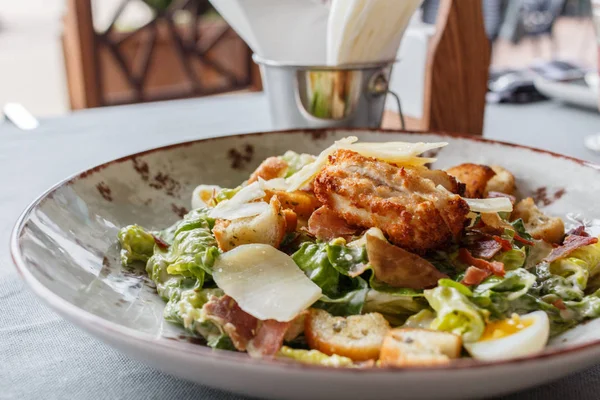 Sezar salata yuvarlak bir tabak içinde