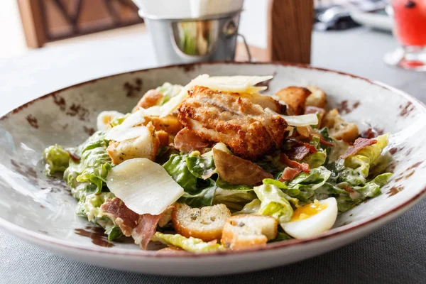 Sezar salata yuvarlak bir tabak içinde