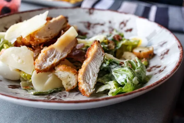 Sezar salata yuvarlak bir tabak içinde