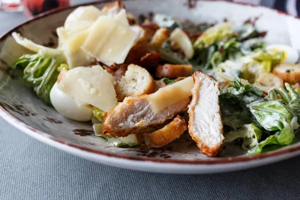 Sezar salata yuvarlak bir tabak içinde