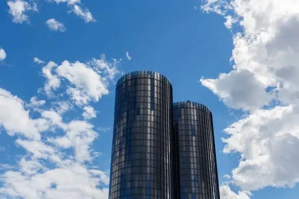 Riga, Letonya - 19 Temmuz 2017: Modern cam gökdelenler. İki roun